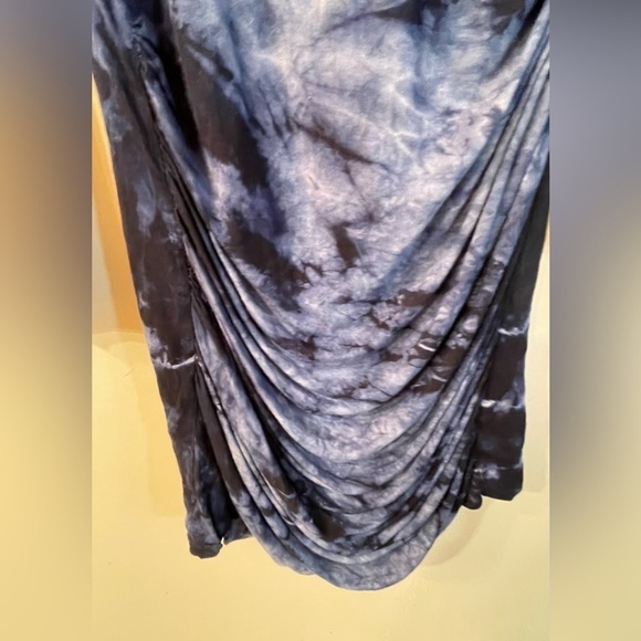 Young Fabulous & Broke blue tie dye bodycon dress. Ruching at bottom - Picture 4 of 4